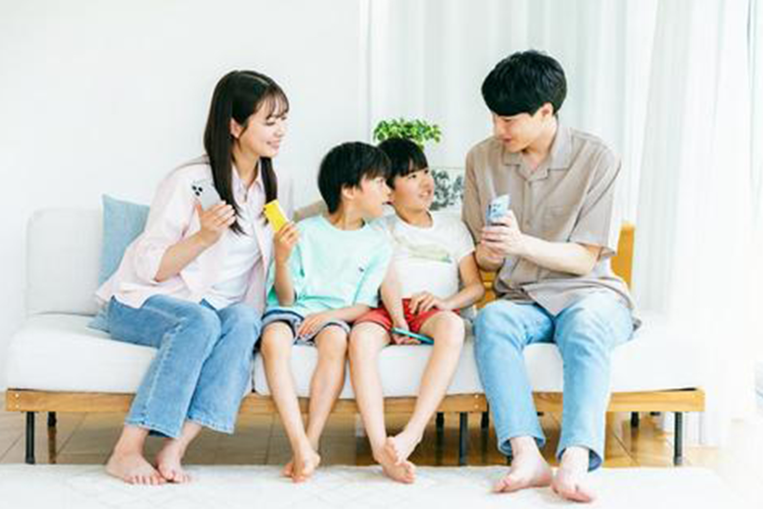 スマホ料金の相談をする家族