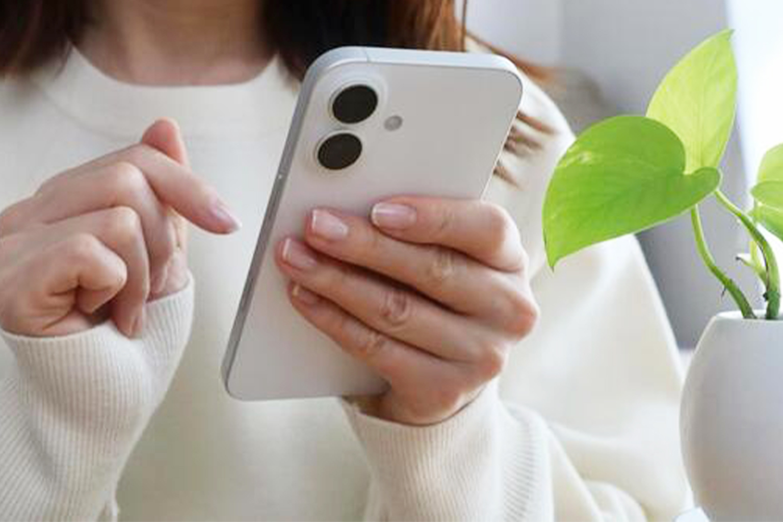 スマホを操作する主婦