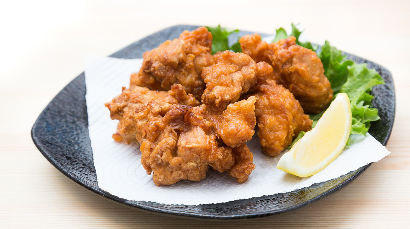 唐揚げを惣菜で買う場合と手作りする場合の食費の違いを示すイメージ