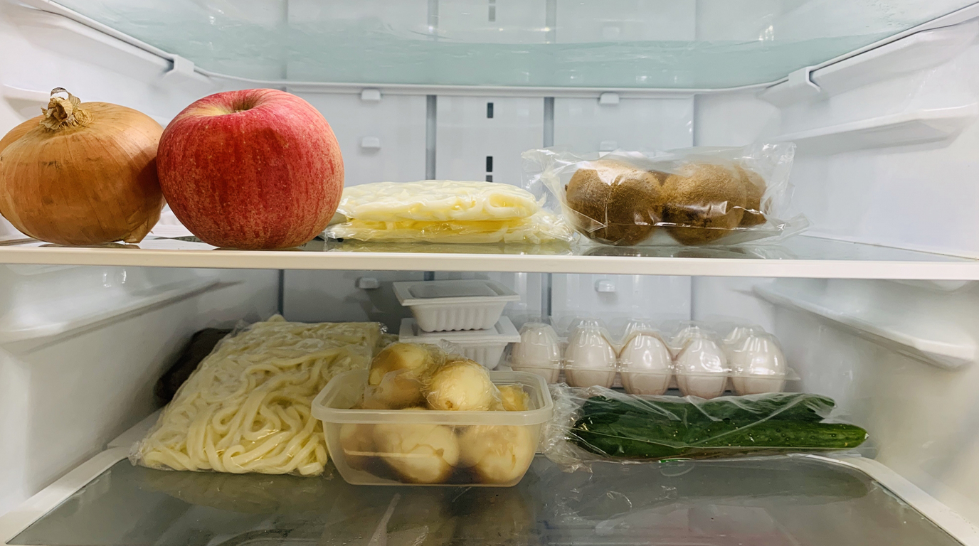 冷蔵庫の中身を確認して食費のムダ買いを防ぐためのチェックイラスト