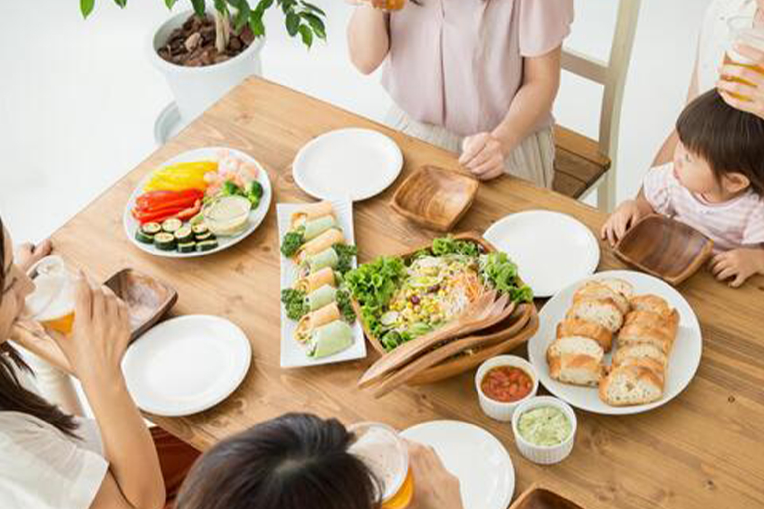 食卓を家族が囲む