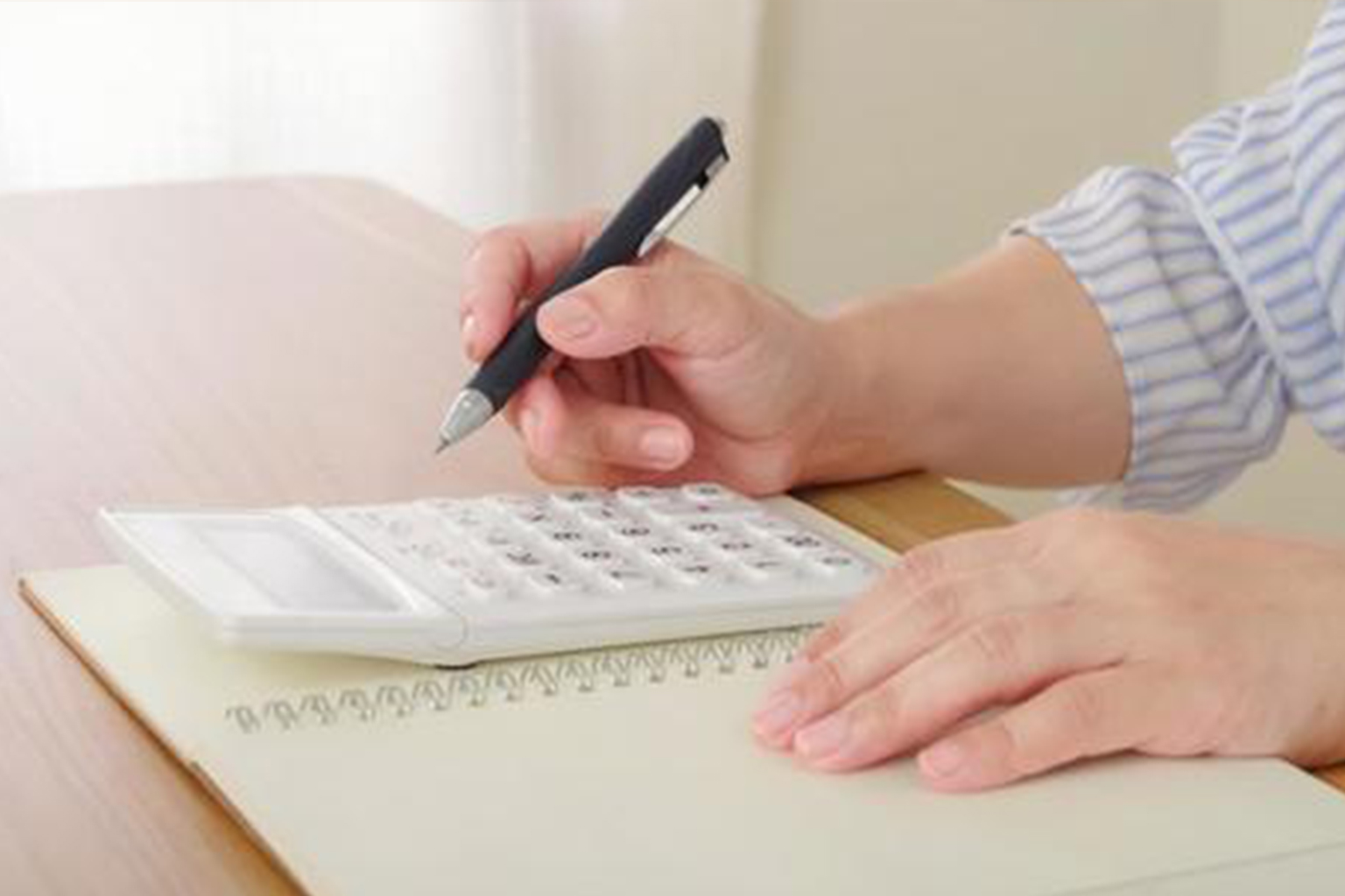 家計管理チェックリストをもとに支出を計算するイメージ