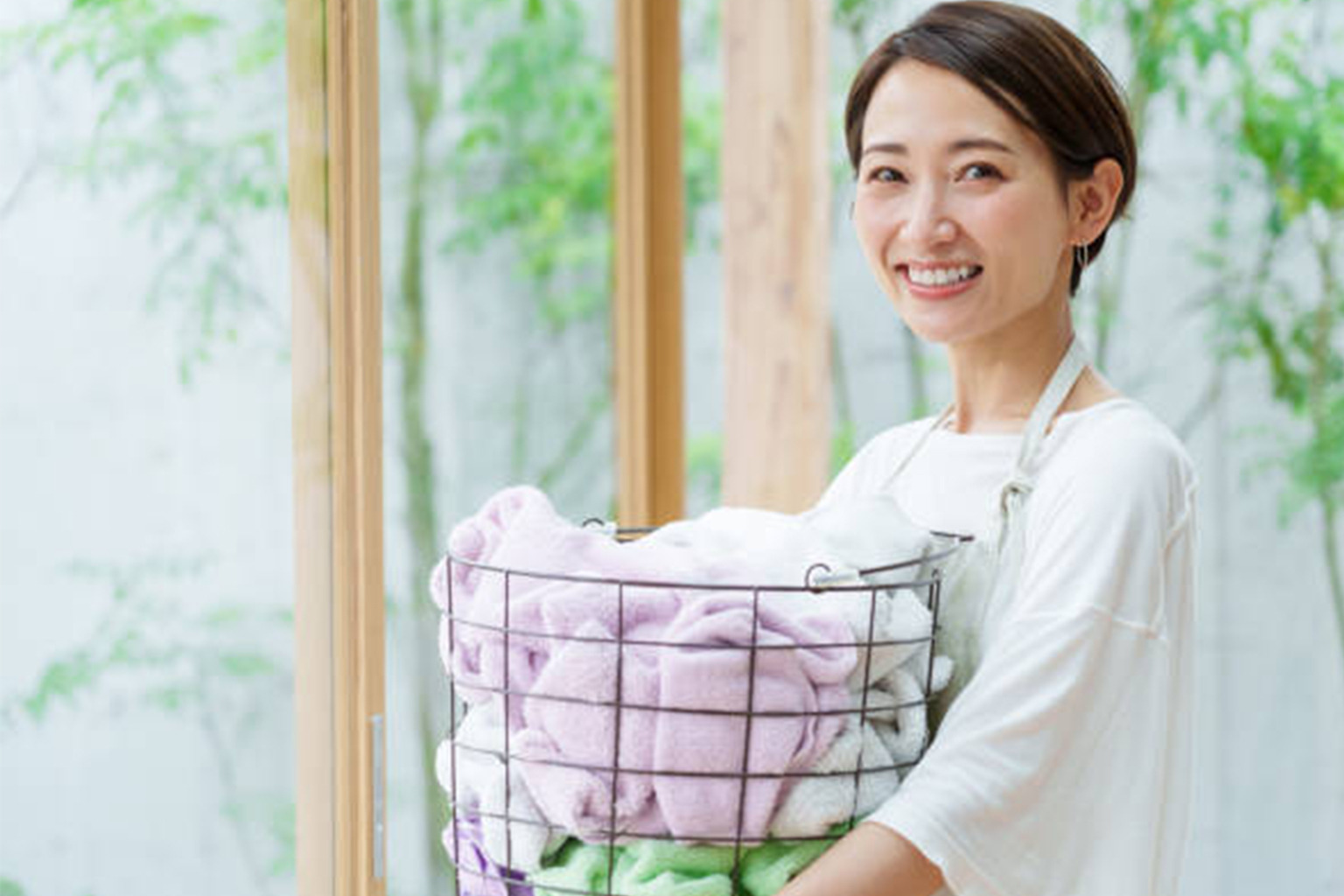 家事をしながら家計管理を意識する主婦の生活イメージ