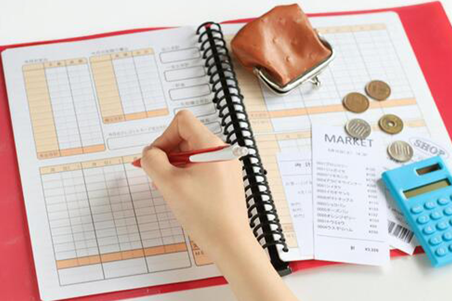 家計改善の読む順番を考えながら支出を計算するイメージ