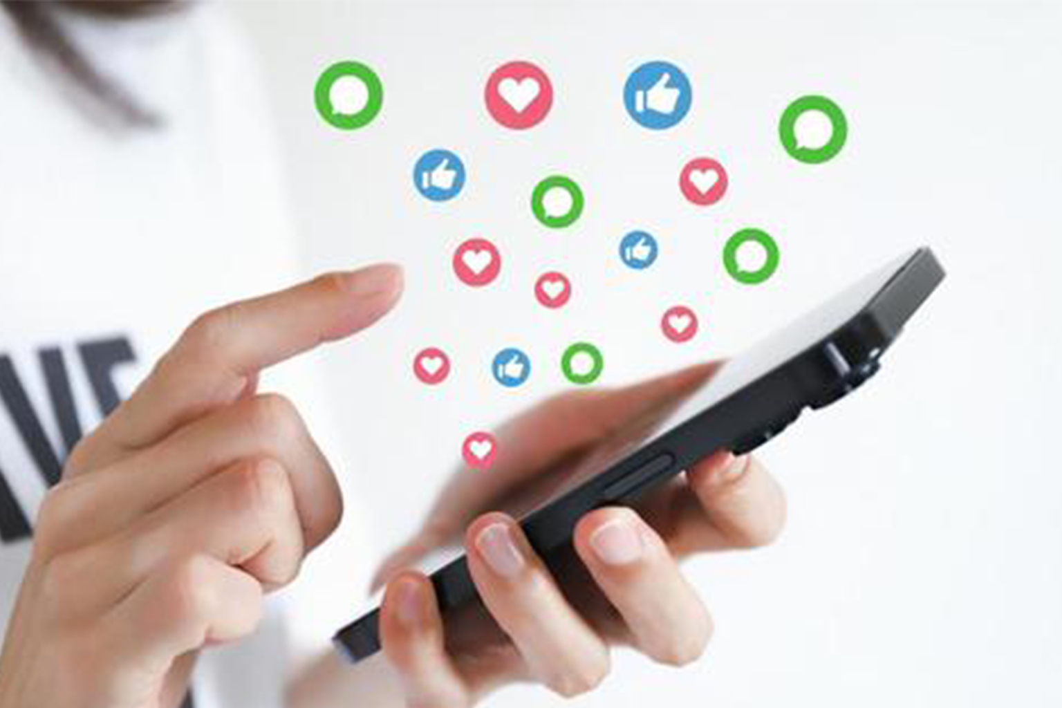 SNSで節約情報をチェックするスマホ操作のイメージ