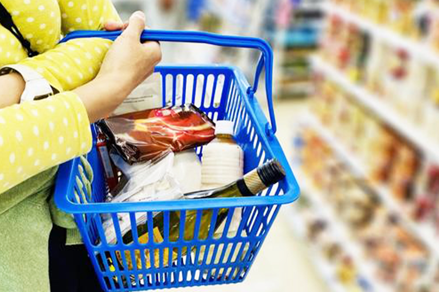 スーパーで食材を選ぶ買い物中のイメージ