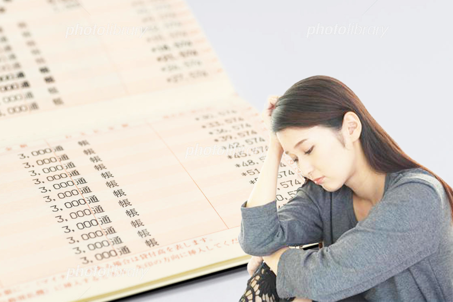 家計簿を見ながら生活費に悩む女性のイメージ